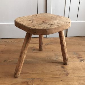 un vieux tabouret tout bancal