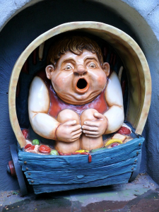 Une poterie en forme de hobbit dans un chariot